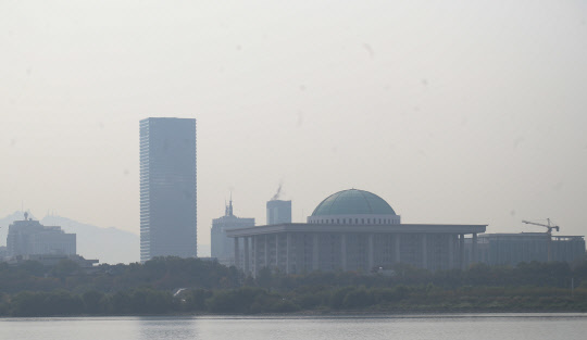 16일 오전 서울 여의도 일대가 미세먼지와 안개로 인해 희뿌옇게 보인다.  국립환경과학원에 따르면 16일 미세먼지 농도는 강원 영서·충북·광주·전북·영남권은 '나쁨', 그 밖의 권역은 '좋음' 내지 '보통' 수준으로 예보됐다. 다만 경기 남부·강원 영동·대전·세종·충남·전남·제주권은 오전에 '나쁨' 수준의 농도가 나타날 수 있다.